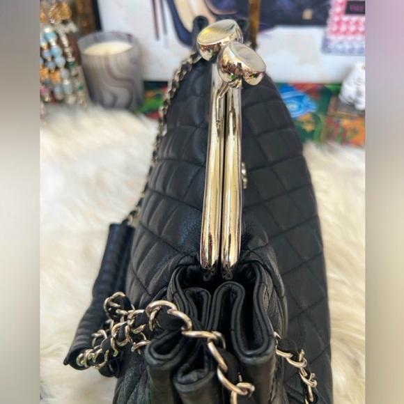 New Listing!!!
Elegant Black Quilted Genuine Leather Handbag - Picture 8 of 9